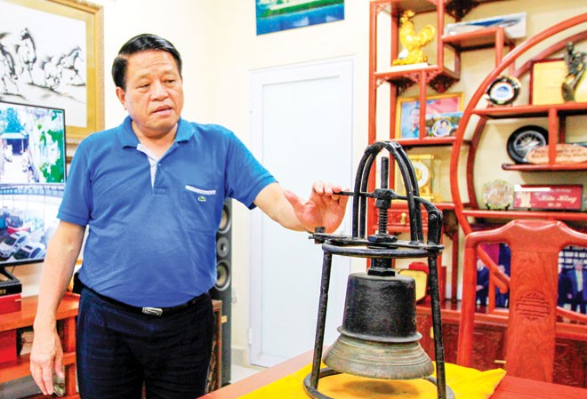 Người giữ hồn xe điện Ông Hồng luôn xem chiếc chuông tàu điện xưa như bảo vật, thi thoảng ông lại mang ra lau chùi, rồi ấn để nghe lại những tiếng “leng keng…” một thời.