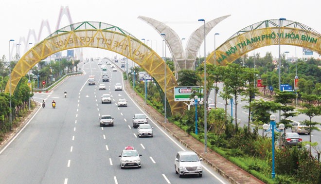 Hoàn thiện hạ tầng, hỗ trợ vùng ngoại thành phát triển Ðường Vành đai 2 và cầu Nhật Tân là hai trong những công trình giao thông trọng điểm được quận Tây Hồ phối hợp thực hiện, đang là “đòn bẩy” để phát triển đô thị.