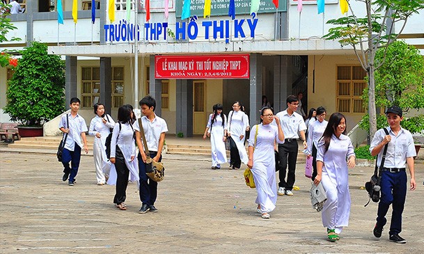 Đồng phục học đường: Ấn tượng và biến tướng Ðồng phục học sinh Trường THPT Hồ Thị Kỷ (Cà Mau)