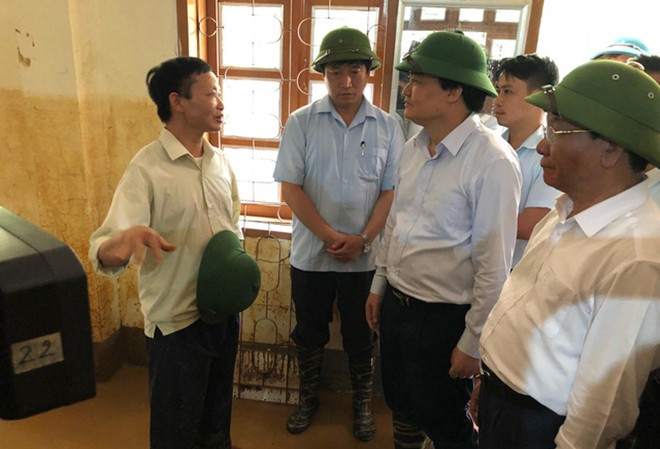 Khắc phục hậu quả lũ lụt để khai giảng năm học mới Bộ trưởng Bộ GD&ÐT Phùng Xuân Nhạ chia sẻ với thầy cô trường Phổ thông dân tộc bán trú THCS Nà Ớt, Mai Sơn, Sơn La. Ảnh: Nghiêm Huê.
