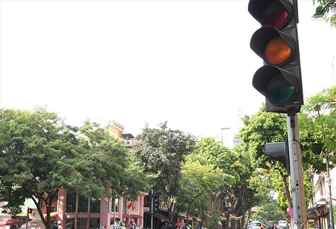 Phạt vượt đèn vàng: Nhiều chủ phương tiện khiếu kiện Việc xử phạt lỗi vượt đèn vàng phát sinh nhiều khiếu nại, khiếu kiện. Ảnh: Như Ý.