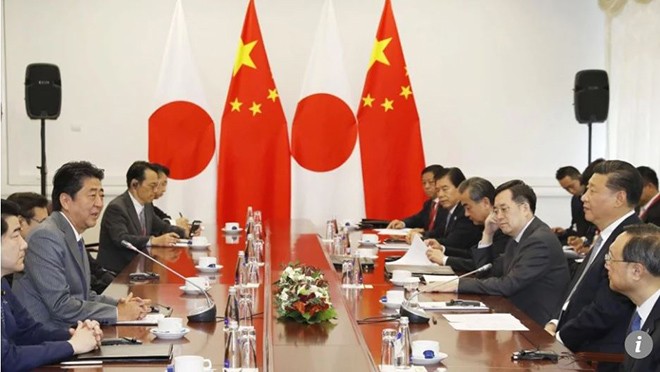 Nhật-Trung cam kết thúc đẩy hòa bình ở bán đảo Triều Tiên Ông Abe và ông Tập đã có cuộc gặp bên lề Diễn đàn Kinh tế Viễn đông. Ảnh: SCMP.