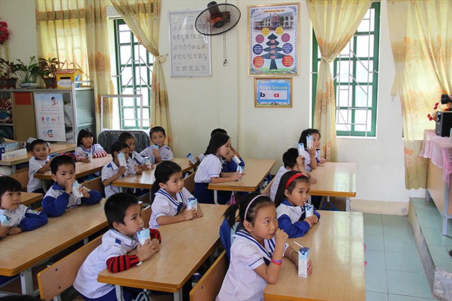 Chương trình sữa học đường: Trục lợi là tội ác Thí điểm chương trình uống sữa học đường tại Nghệ An Ảnh: Bảo An