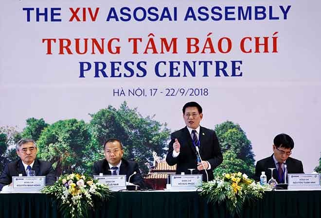Sẽ thực hiện nhiều cuộc kiểm toán về môi trường Tổng KTNN Hồ Đức Phớc trao đổi với phóng viên tại lễ khai trương trung tâm báo chí và họp báo về Đại hội ASOSAI 14. Ảnh: Như Ý.