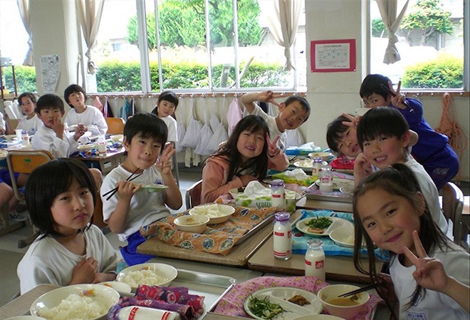 Sữa học đường: Nơi khao khát, chỗ băn khoăn Chương trình Sữa học đường áp dụng tại Nhật Bản