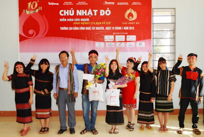 Chủ Nhật Đỏ tại Đắk Lắk: Cổ vũ hiến máu và phát huy bản sắc văn hóa Học viên các dân tộc được khen thưởng vì tích cực hiến máu cứu người