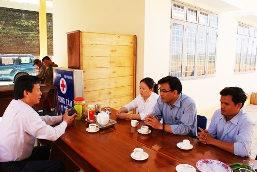 Sở Y tế lập đoàn kiểm tra, xác minh Lãnh đạo Sở Y tế trong một lần về làm việc tại huyện Ia H'Drai