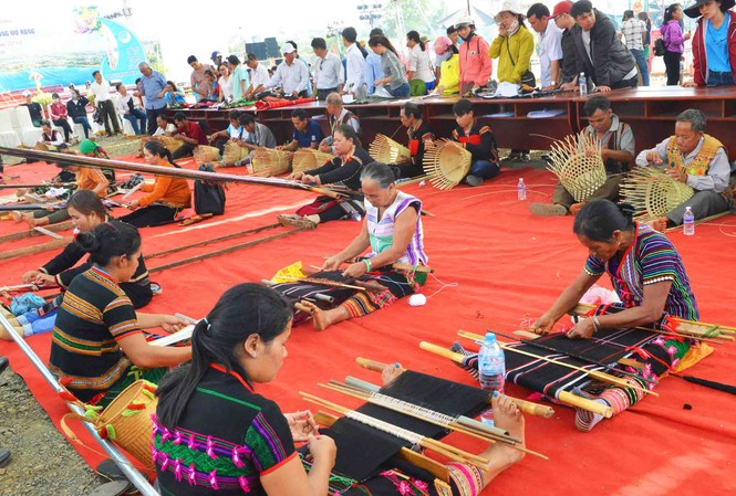 Độc đáo Hội xuân trên cao nguyên M’Nông Phụ nữ thi dệt-Các ông thi đan gùi