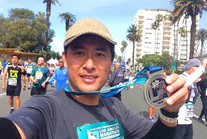 Chạy bộ, chuyện từ hồ Gươm đến Los Angeles Anh Phạm Quang Tú với huy chương hoàn thành cự ly Marathon Los Angeles