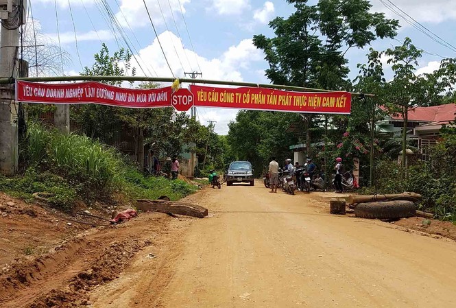 Người dân Kon Tum lập rào chắn đường vào thi công thủy điện Pleikần Dân chặn không cho xe vào nơi thi công thủy điện