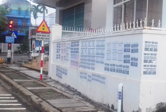 Nhức mắt vì quảng cáo phản cảm Chỉ qua 1 đêm là cả mảng tường đã bị dán kín quảng cáo