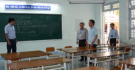 Kon Tum: Huyện nghèo hỗ trợ tiền ăn, tiền xe cho thí sinh Kiểm tra công tác chuẩn bị cho kỳ thi (ảnh M.Trâm)