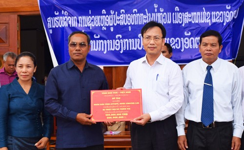 Kon Tum hỗ trợ nhân dân tỉnh Attapư (Lào) bị sự cố vỡ đập thuỷ điện Ông Lại Xuân Lâm đại diện tỉnh Kon Tum trao quà hỗ trợ cho tỉnh Attapư-Lào