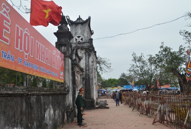 Hàng rào, lưới b40 quây kín đền Trần Hàng rào, lưới b40 quây kín đền Trần