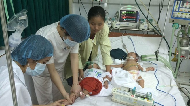 Thủ tướng chỉ thị Bộ Y tế tập trung phòng, chống dịch sởi Điều trị bệnh nhi bị sởi tại Hà Nội. Ảnh: Thái Hà