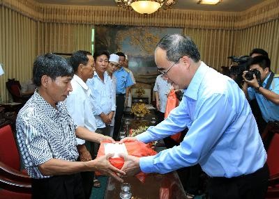 Ông Nguyễn Thiện Nhân thăm hỏi các chiến sĩ trong vụ máy bay rơi Ông Nguyễn Thiện Nhân thăm hỏi các chiến sĩ trong vụ máy bay rơi