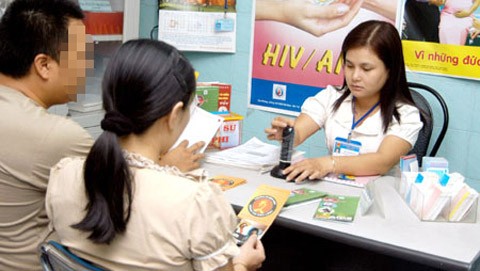 Tỷ lệ nữ nhiễm HIV ngày càng gia tăng Tăng cường các biện pháp phòng chống AIDS lây lan qua đường tình dục