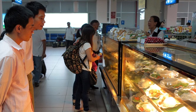 'Giá dịch vụ tại sân bay cao do có yếu tố độc quyền' Giá dịch vụ quá cao đã khiến nhiều thành viên Thường vụ Quốc hội bức xúc. Ảnh: ĐV