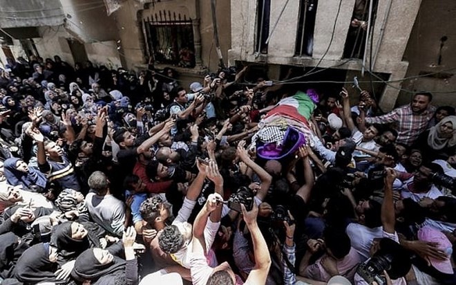 THẾ GIỚI 24H: Hàng nghìn người Palestine dự lễ tang nhân viên y tế Đám tang của nữ nhân viên y tế Razan al-Najjar. (Nguồn: AFP)