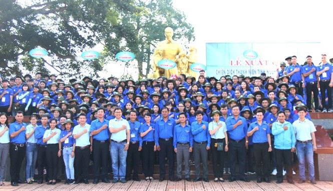 BẢN TIN TÌNH NGUYỆN: Thanh niên xung kích vì cuộc sống cộng đồng Thanh niên các dân tộc tỉnh Đắk Lắk chụp ảnh lưu niệm tại Tượng đài Bác Hồ với thiếu nhi các dân tộc Đắk Lắk
