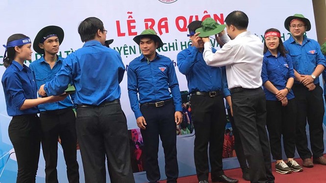 BẢN TIN TÌNH NGUYỆN: Thành lập các đội tình nguyện cho Kỳ nghỉ hồng Các thanh niên tình nguyện được trao tặng mũ tai bèo tại lễ ra quân