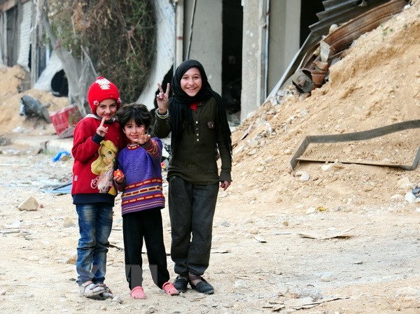 Hơn 100.000 người tị nạn trở về Đông Ghouta sau giải phóng Niềm vui của trẻ em Syria khi khu vực Harasta, Đông Ghouta được giải phóng.