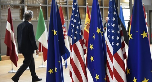 THẾ GIỚI 24H: EU kích hoạt điều luật tránh tác động Mỹ trừng phạt Iran Cờ EU và cờ Mỹ treo tại trụ sở EU ở Brussels. Ảnh: AFP.