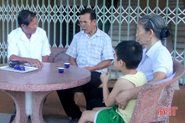 BẢN TIN TÌNH NGUYỆN: Hy vọng mới cho nạn nhân da cam, dioxin Bác sỹ tư vấn sức khỏe cho gia đình có 3 thế hệ nhiễm chất độc da cam tại trung tâm