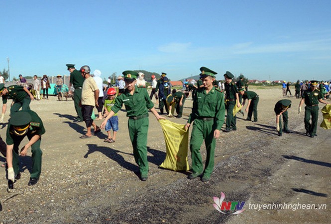 BẢN TIN TÌNH NGUYỆN: Cán bộ chiến sĩ chung tay làm sạch biển BẢN TIN TÌNH NGUYỆN: Cán bộ chiến sĩ chung tay làm sạch biển