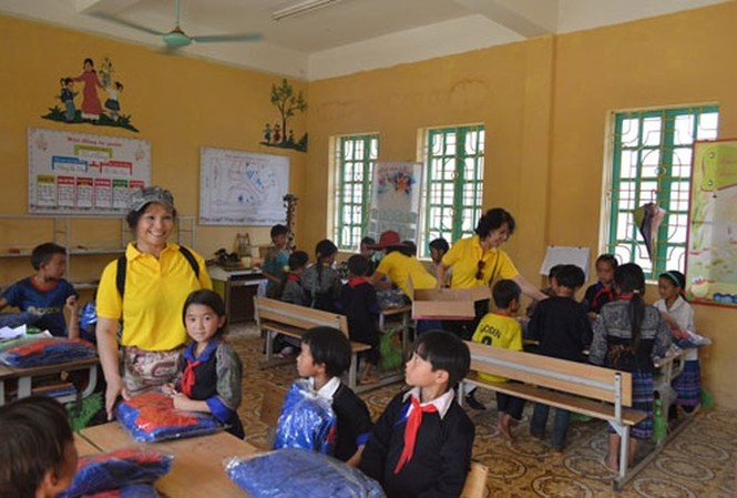 BẢN TIN TÌNH NGUYỆN: Sức hút của du lịch từ thiện Trao quà cho học sinh vùng cao trong một chuyến du lịch từ thiện do Vietravel tổ chức.