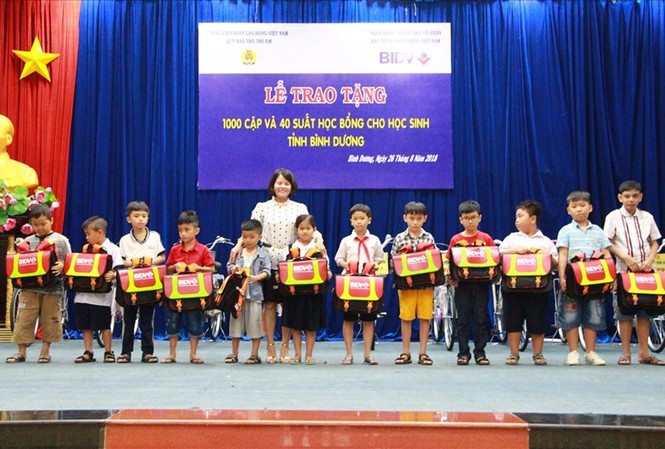 BẢN TIN TÌNH NGUYỆN: Trao 1000 cặp phao cứu sinh cho trẻ em Bà Nguyễn Hoàng Bảo Trân - Phó Chủ tịch LĐLĐ tỉnh Bình Dương trao cặp phao cho các em