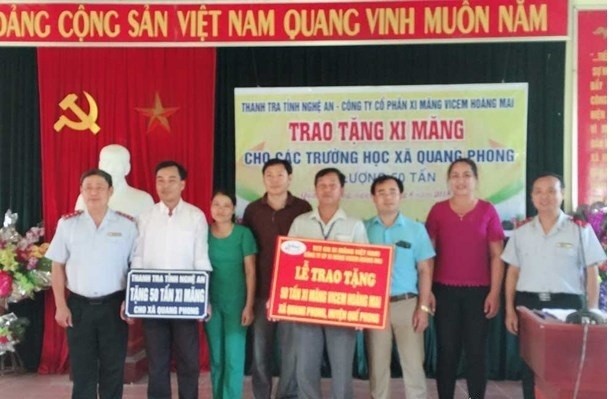 BẢN TIN TÌNH NGUYỆN: Trao tặng xi măng cho trường học Lễ trao tặng xi măng tại xã Quang Phong. Ảnh: Đình Đức
