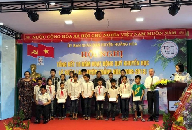 BẢN TIN TÌNH NGUYỆN: Quỹ khuyến học Lê Xuân Lan Quỹ khuyến học Lê Xuân Lan trao tặng quà cho học sinh nghèo vượt khó tại huyện Hoằng Hóa.