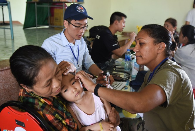 BẢN TIN THANH NIÊN: 'Thiên thần Thái Bình Dương' trợ giúp dân nghèo Các chuyên gia y tế khám tai cho trẻ em huyện Núi Thành.