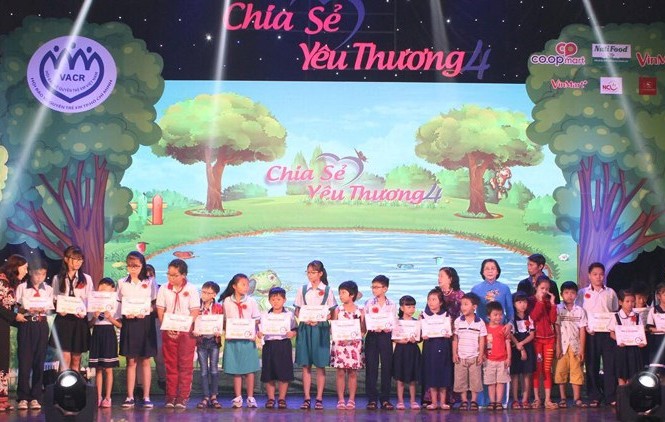 BẢN TIN THANH NIÊN: Chia sẻ yêu thương dịp Trung thu Các em có hoàn cảnh đặc biệt và nguy cơ rơi vào hoàn cảnh đặc biệt tại TP.HCM nhận quà của chương trình.