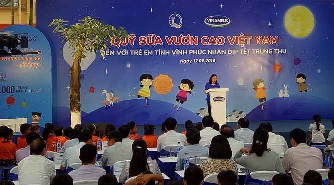 BẢN TIN THANH NIÊN: Trao 66.000 ly sữa cho trẻ đón Trung thu BẢN TIN THANH NIÊN: Trao 66.000 ly sữa cho trẻ đón Trung thu