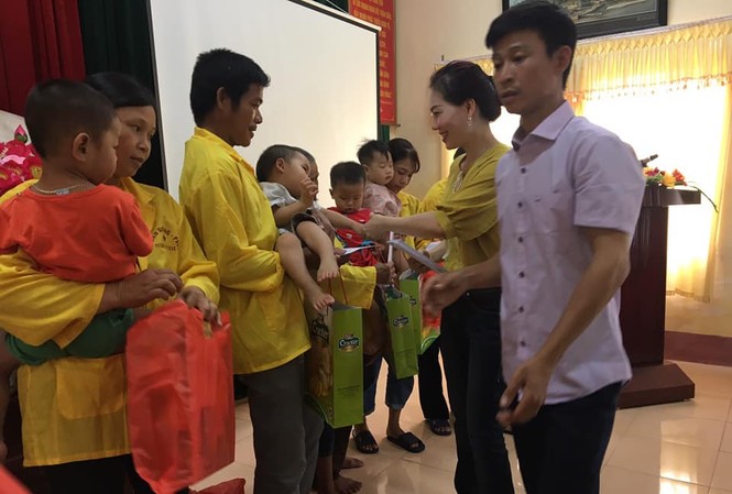 500 bánh trung thu chay dành tặng trẻ hoàn cảnh khó khăn CLB tặng quà tại BV Phục Hồi chức Năng tỉnh Ninh Bình ngày 01/6/2018