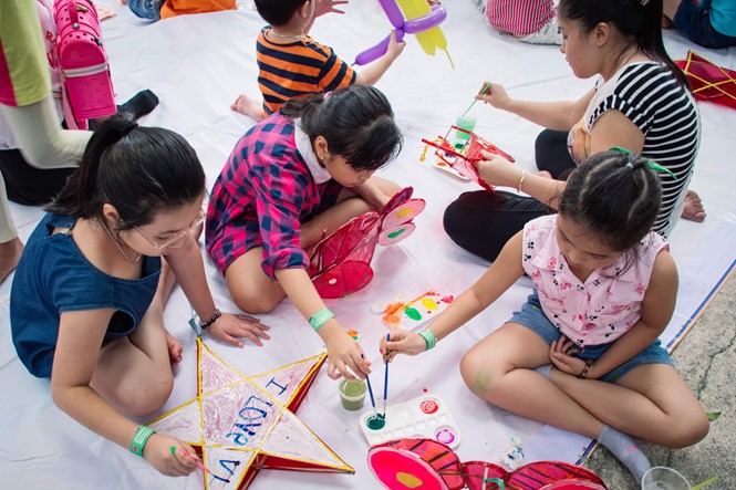 BẢN TIN THANH NIÊN: Nhiều sân chơi trung thu miễn phí cho thiếu nhi Trẻ em trải nghiệm làm lồng đèn tại Công viên văn hóa Đầm Sen