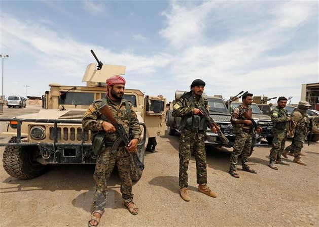 THẾ GIỚI 24H: Syria tố liên quân do Mỹ dẫn đầu sơ tán các thủ lĩnh IS Các thành viên SDF chuẩn bị cho chiến dịch chống IS ở gần Abu Kamal, tỉnh Deir Ezzor. (Ảnh: AFP/TTXVN)