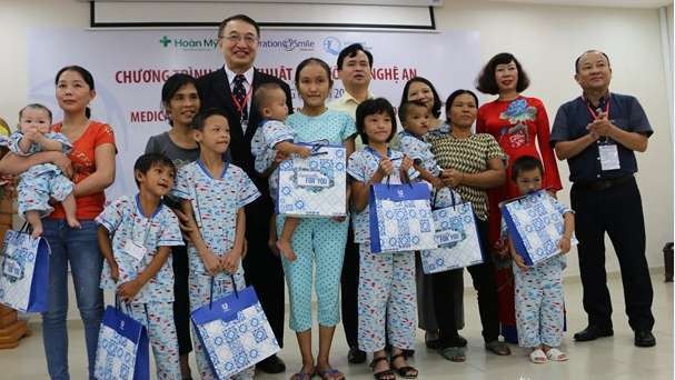 BẢN TIN THANH NIÊN: Phẫu thuật nụ cười cho trẻ khuyết tật Đại diện Nhà tài trợ và Ban tổ chức trao quà cho các trẻ em có hoàn cảnh đặc biệt khó khăn.
