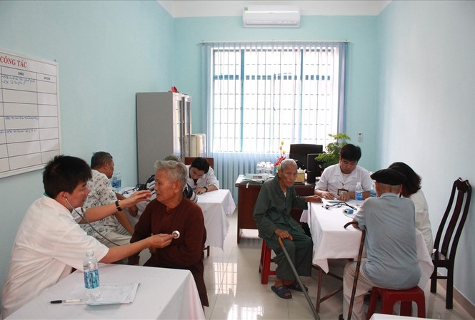 BẢN TIN THANH NIÊN: Khám chữa bệnh miễn phí tại Đà Nẵng Các bác sĩ tận tình khám chữa, hỏi thăm sức khỏe bệnh nhân. Ảnh: XH