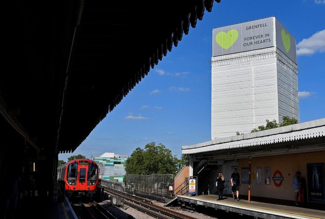 Gợi nỗi đau quá khứ, 5 người bị bắt giữ Hình ảnh tòa nhà Grenfell Tower, tại thủ đô London (Anh)