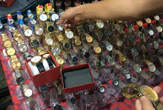 Đồng hồ hàng hiệu Omega, Rolex bán như… 'bán rau' Đồng hồ hàng hiệu Omega, Rolex bán như… 'bán rau'