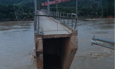 Nghệ An khẩn trương khắc phục cầu Chôm Lôm Cầu Chôm Lôm (xã Lạng Khê, huyện Con Cuông) bị hư hỏng nặng khiến hơn 2.500 người dân không thể qua sông.