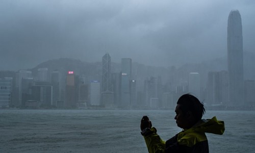 Siêu bão Mangkhut làm tê liệt phía nam Trung Quốc Một người đàn ông cố chụp ảnh ghi lại cảnh bão vào Hong Kong.
Ảnh: Asia Times