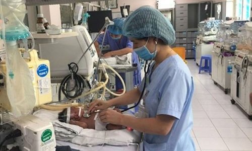 Trẻ thở máy, nguy kịch do virus RSV tăng đột biến Bác sĩ BV Nhi T.Ư chăm sóc bệnh nhân nhiễm virus