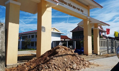 Học mượn bên trường mới tiền tỷ Đất thải công trình dồn đống ngay trên lối vào ra Trường tiểu học Phú Tân