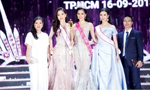 ‘Người đẹp nhân ái’ là sáng kiến đầy nhân văn của HHVN 2018 Ông Lê Thăng - Phó Tổng giám đốc Công ty TNHH Sản Xuất - Thương Mại Bạch Đằng, chụp ảnh cùng tân Hoa hậu và 2 Á hậu HHVN 2018