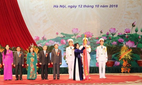 Kết luận rõ ràng, xử lý công tâm, kỷ luật nghiêm minh Quyền Chủ tịch nước Đặng Thị Ngọc Thịnh trao tặng Huân chương Lao động hạng Nhất
cho Ủy ban Kiểm tra Trung ương. Ảnh: Phương Hoa/TTXVN