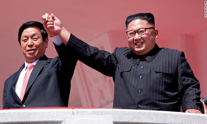 Triều Tiên diễu binh “hòa bình” Ông Kim Jong-un cùng đặc phái viên Trung Quốc Lật Chiến Thư. ảnh: CNN